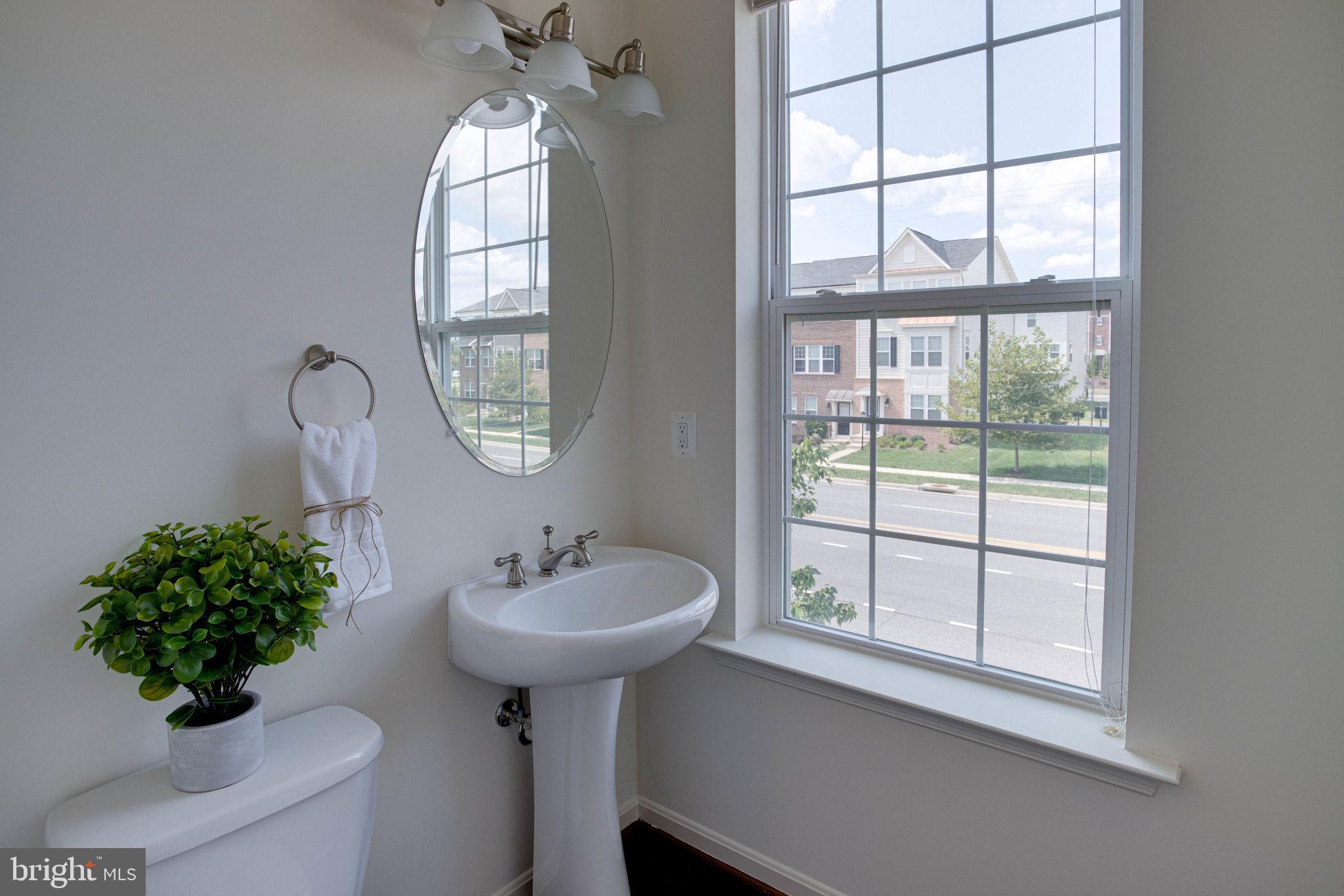 25636 Pleasant Valley Road Chantilly, VA 20152 - Photo 15 of 45 Powder Room