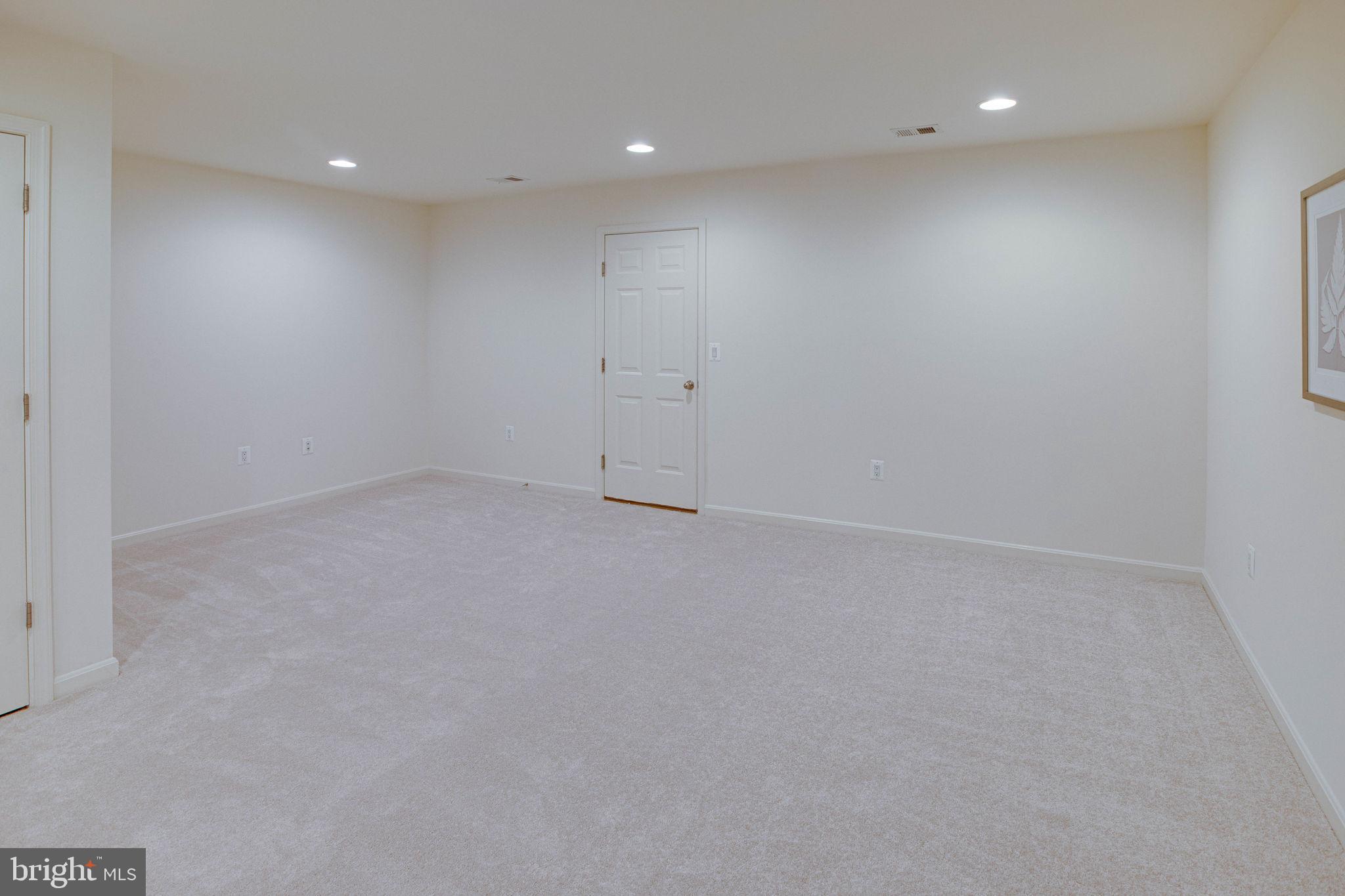 25636 Pleasant Valley Road Chantilly, VA 20152 - Photo 32 of 45 Large Recreation Room