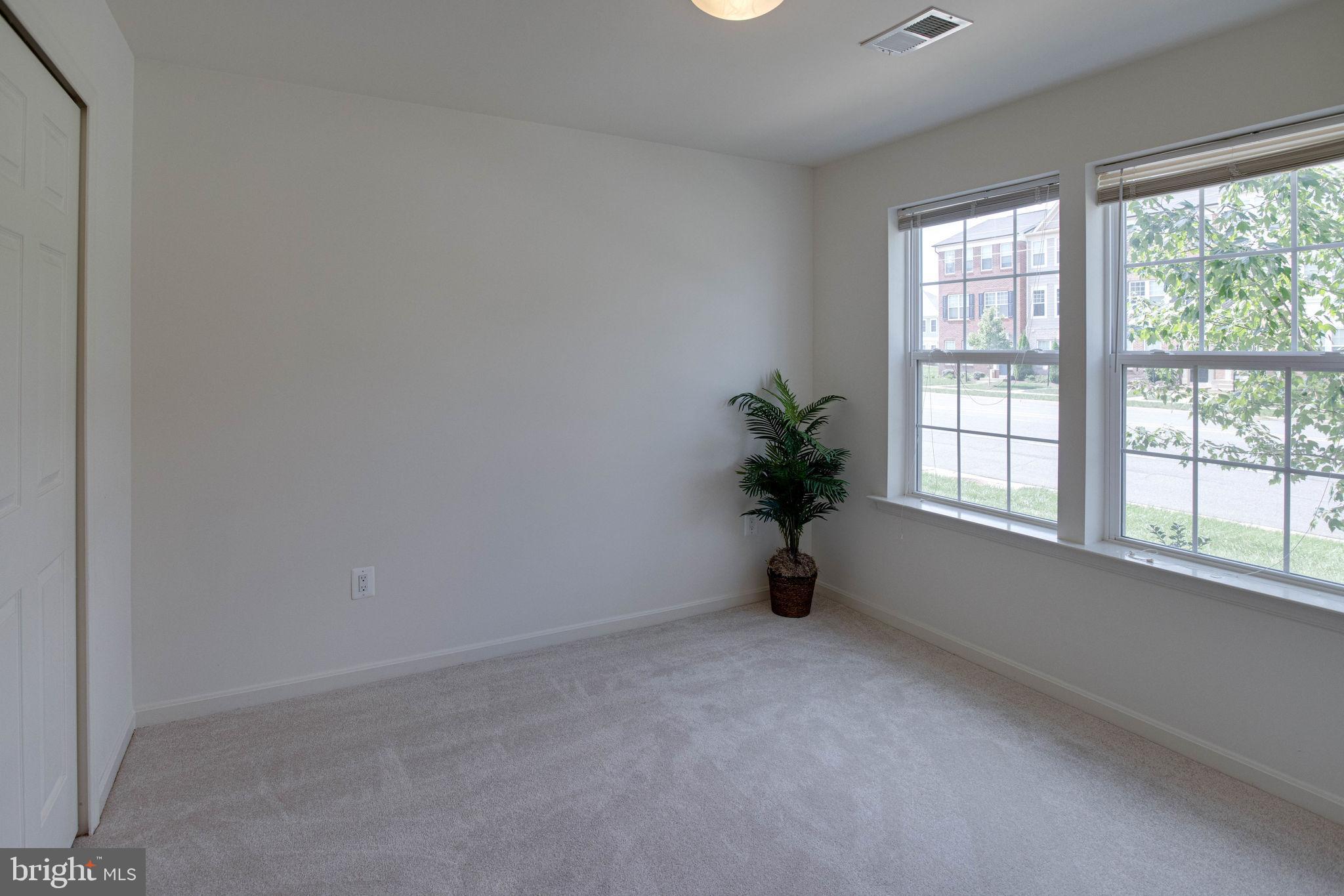 25636 Pleasant Valley Road Chantilly, VA 20152 - Photo 33 of 45 4th/Guest Bedroom on the Ground Level