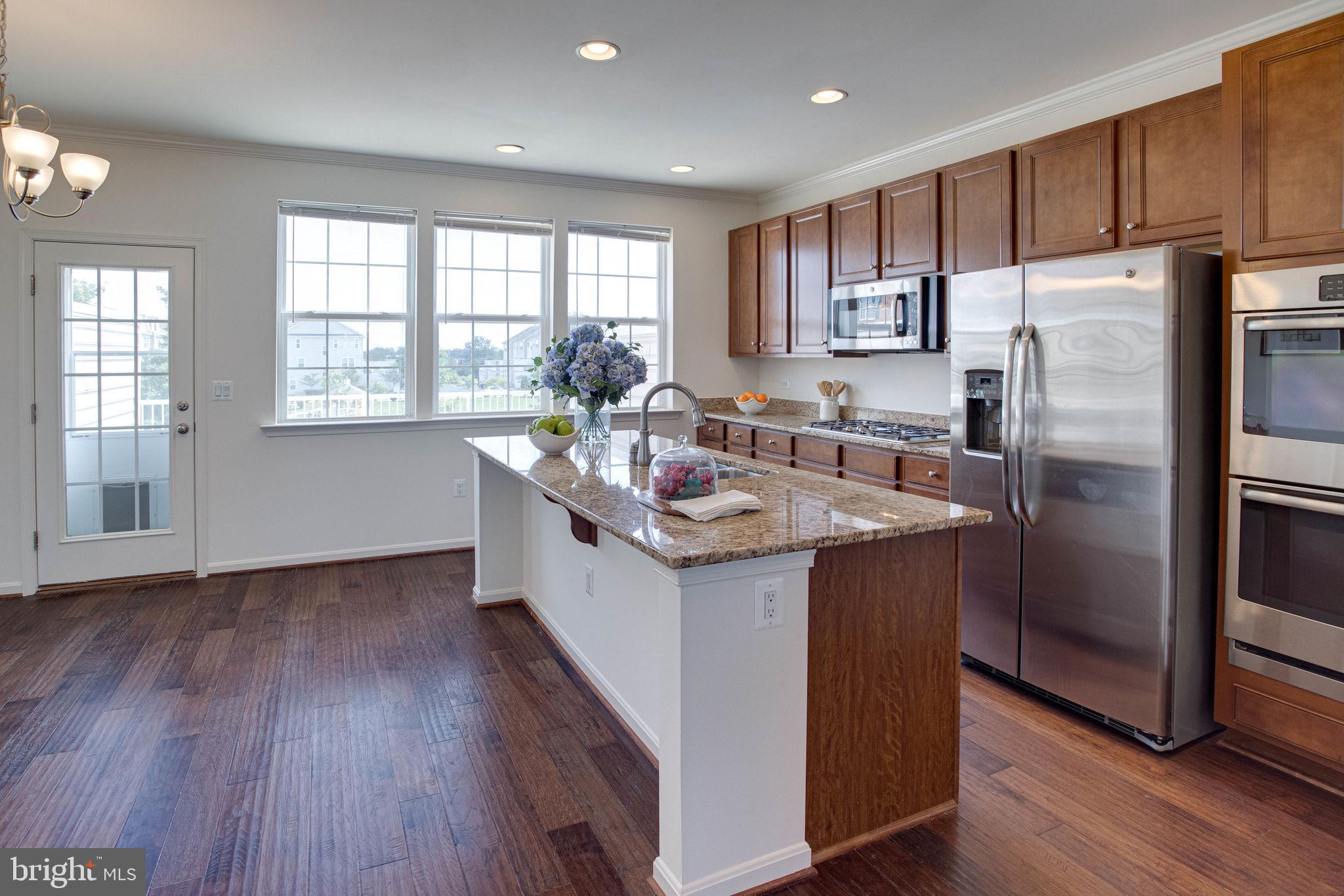 25636 Pleasant Valley Road Chantilly, VA 20152 - Photo 6 of 45 Kitchen with Ample Cabinets