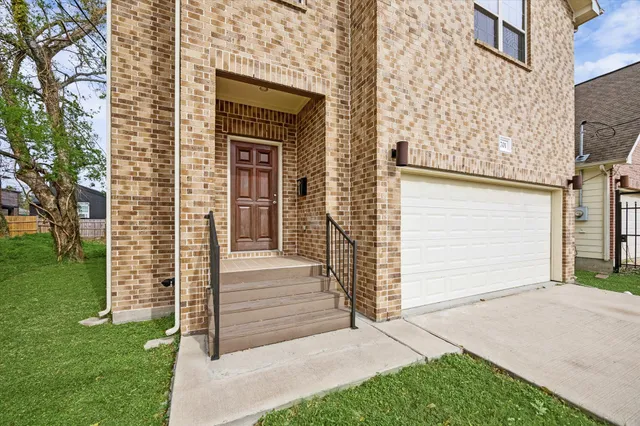 $2,195 | 701 East 40th Street, Houston, TX 77022