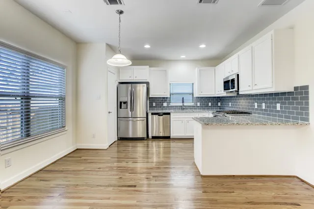 $2,295 | 701 East 40th Street, Houston, TX 77022