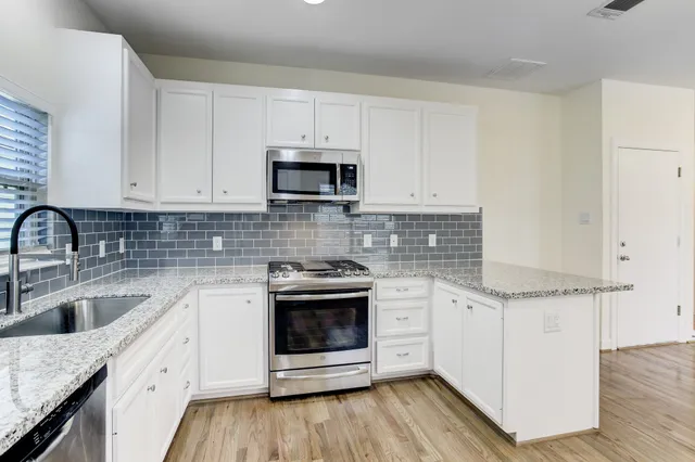 $2,295 | 701 East 40th Street, Houston, TX 77022