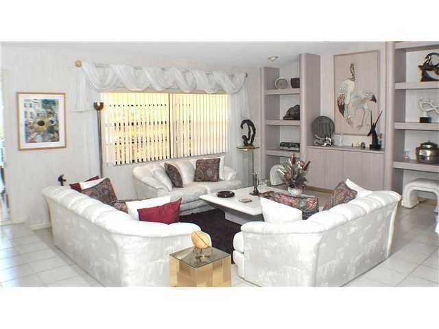 10254 Crosswind Road, Unit 10254 Boca Raton, FL 33498 - Photo 4 of 5 living rm