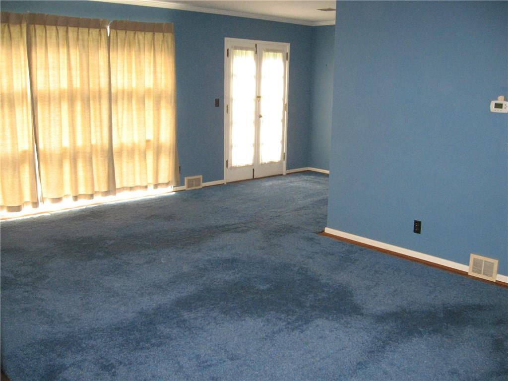 160 Braddock Rd Avenue Mount Pleasant, PA 15666 - Photo 14 of 24 Living Room