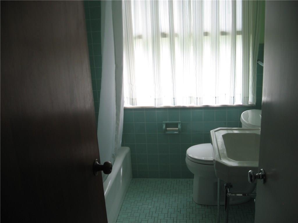 160 Braddock Rd Avenue Mount Pleasant, PA 15666 - Photo 16 of 24 Full Bath with tub/shower combination.