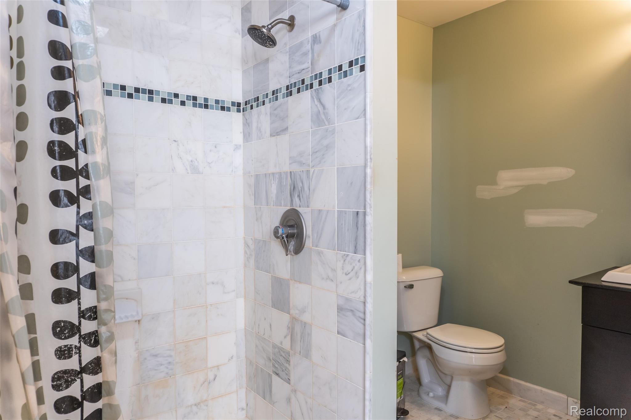 1846 North Gulley Road Dearborn, MI 48128 - Photo 22 of 32 Full bath with tiled shower, vanity, and tile patterned floors