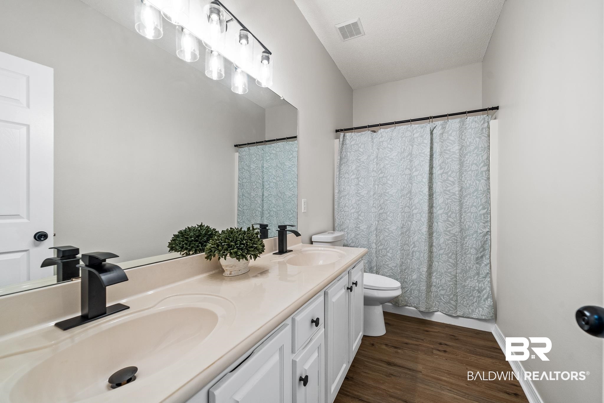 7334 Highpointe Place East Daphne, AL 36527 - Photo 23 of 32 Hall Bathroom