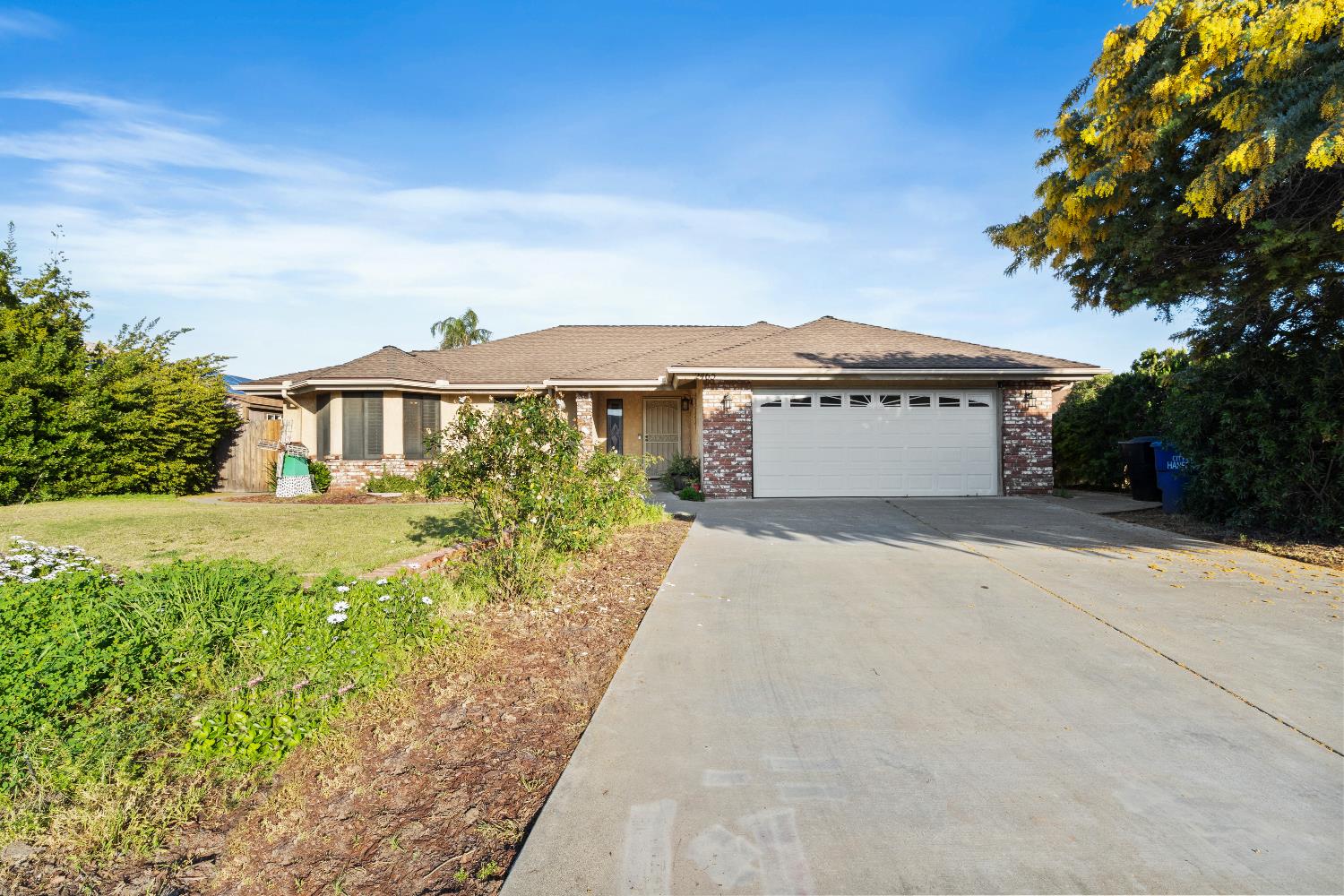 2465 Ash Court Hanford, CA 93230 - Photo 2 of 28
