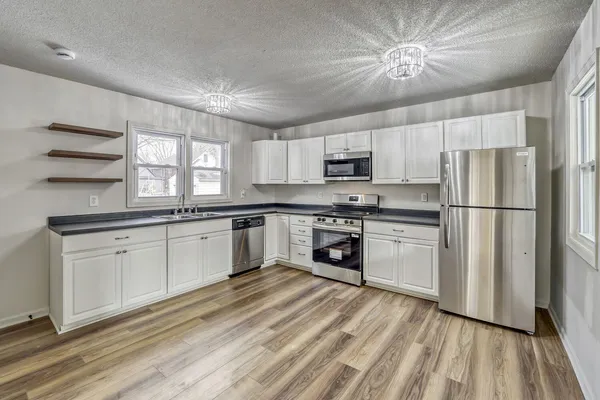 $2,550 | 610 Fairview Avenue North, St. Paul, MN 55104