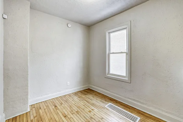 $2,550 | 610 Fairview Avenue North, St. Paul, MN 55104