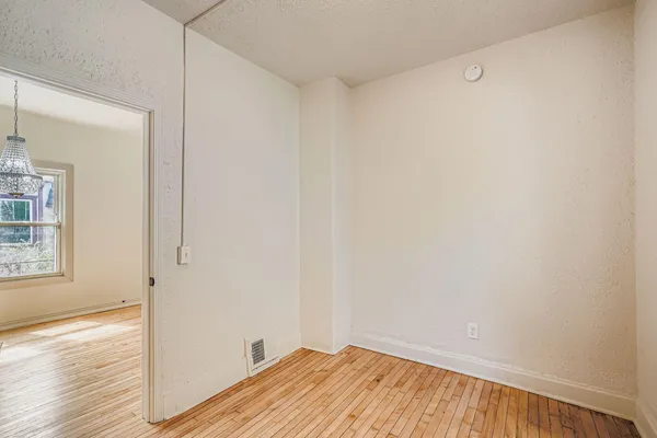 $2,550 | 610 Fairview Avenue North, St. Paul, MN 55104