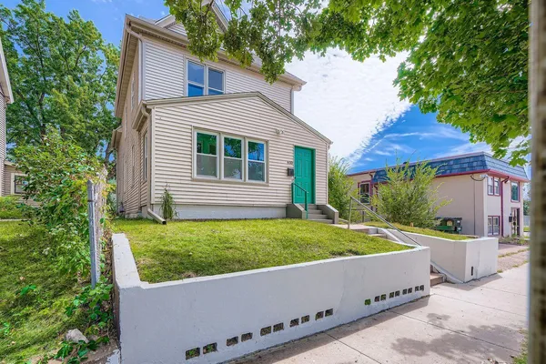 $2,550 | 610 Fairview Avenue North, St. Paul, MN 55104