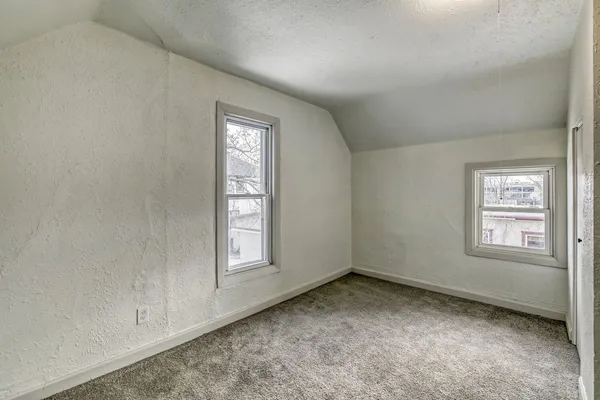 $2,550 | 610 Fairview Avenue North, St. Paul, MN 55104