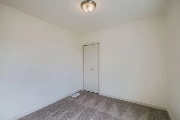 $2,550 | 610 Fairview Avenue North, St. Paul, MN 55104