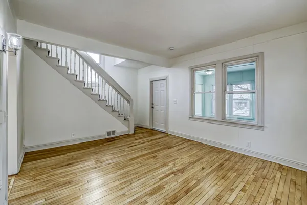 $2,550 | 610 Fairview Avenue North, St. Paul, MN 55104
