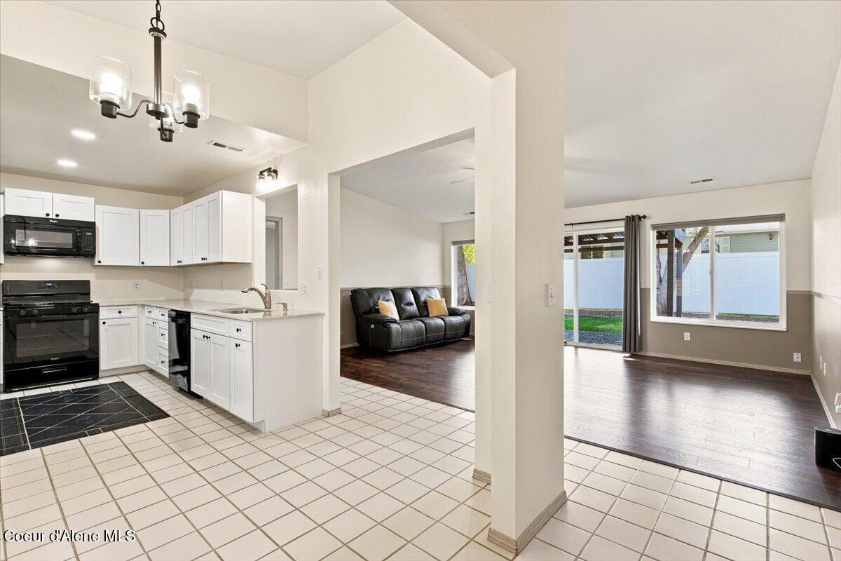 781 South Pleasant View Road Post Falls, ID 83854 - Photo 11 of 38 05-Foyer_Dining Area