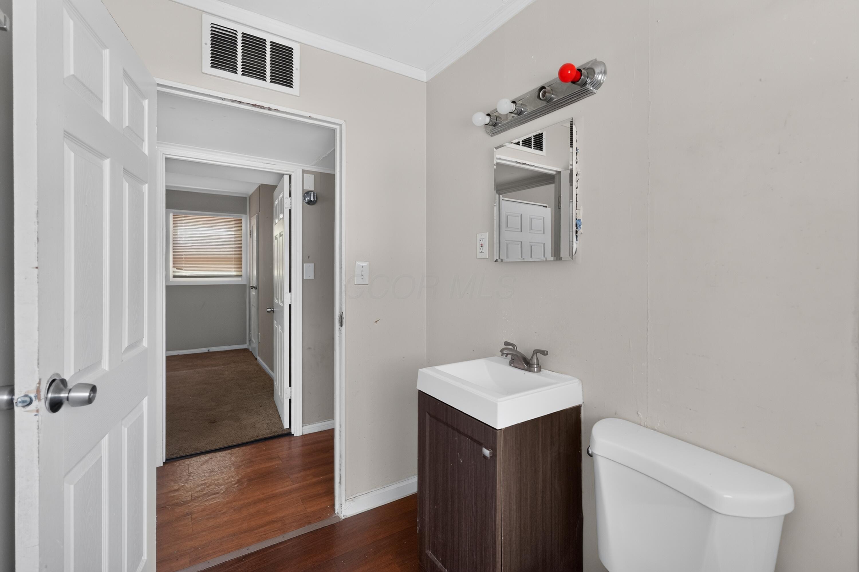 1170 South Hampton Road Columbus, OH 43227 - Photo 28 of 32 28_1170_S_Hampton_Rd-Bathroom-6700