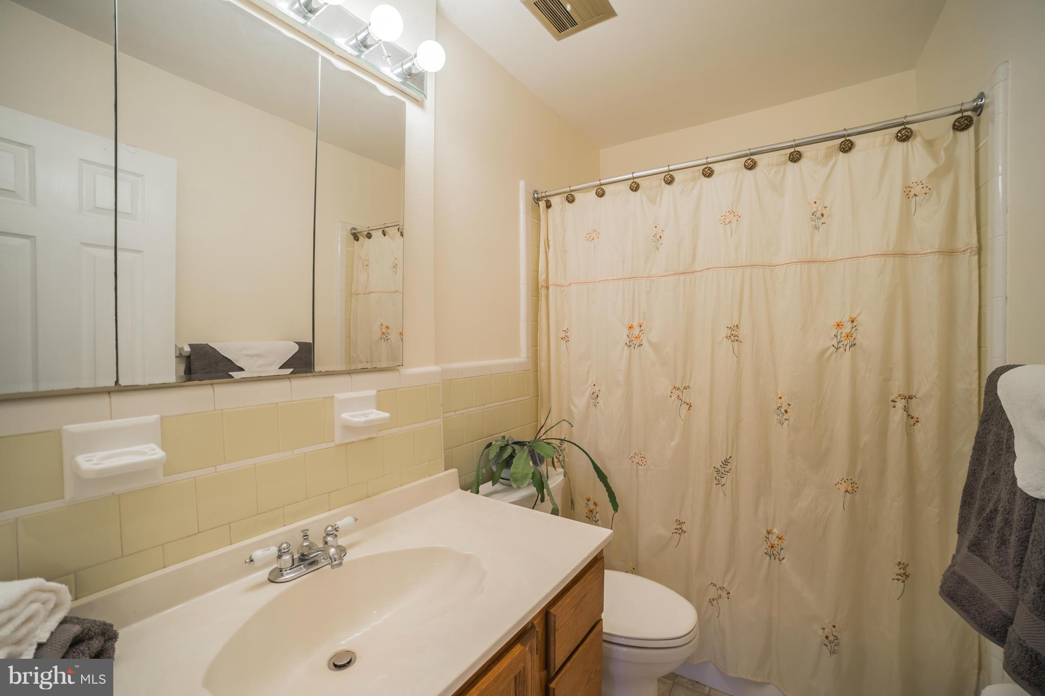 10831 Kingstead Road Damascus, MD 20872 - Photo 25 of 29 Upper level hall bath.