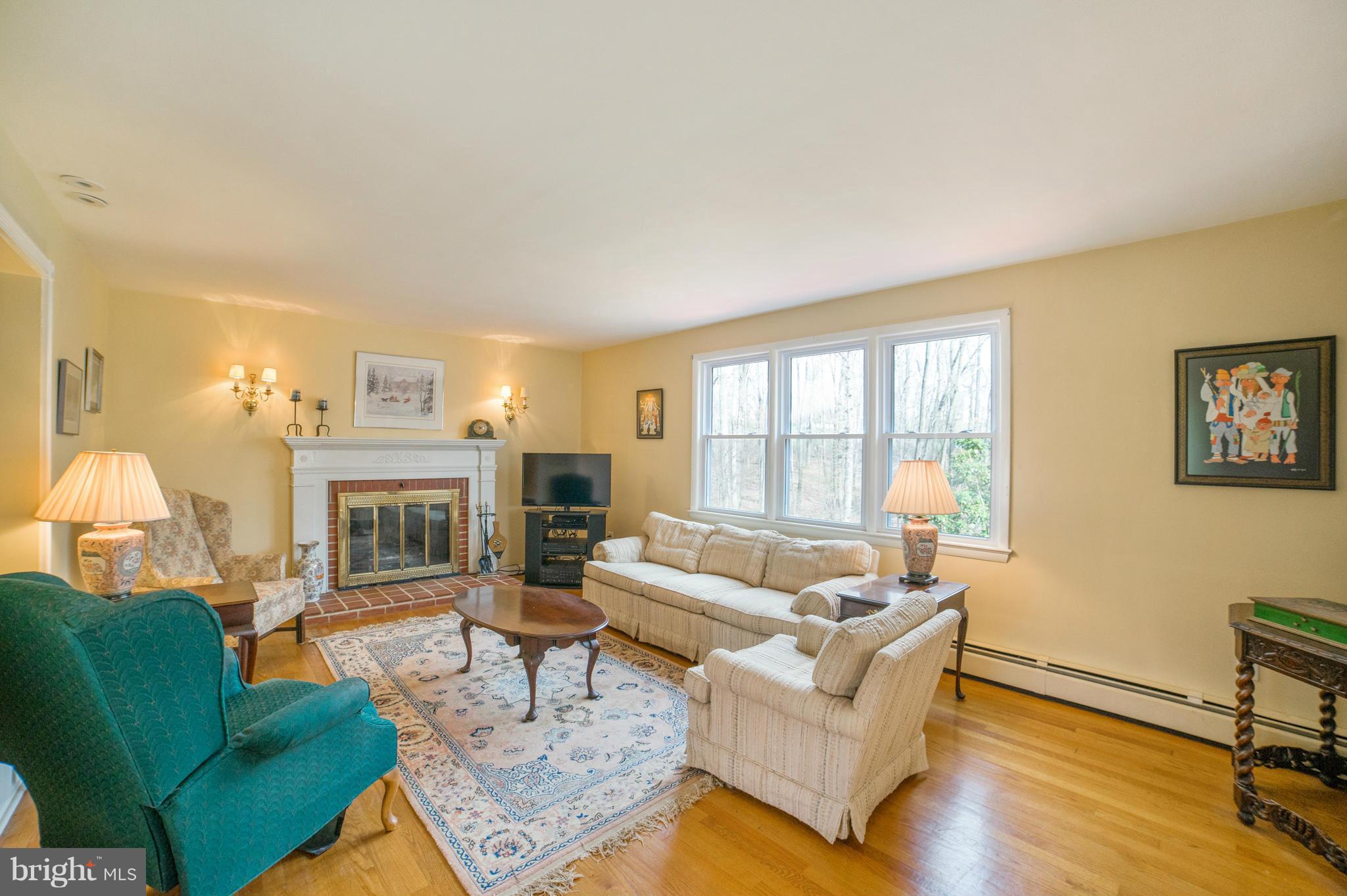10831 Kingstead Road Damascus, MD 20872 - Photo 5 of 29 Living Room