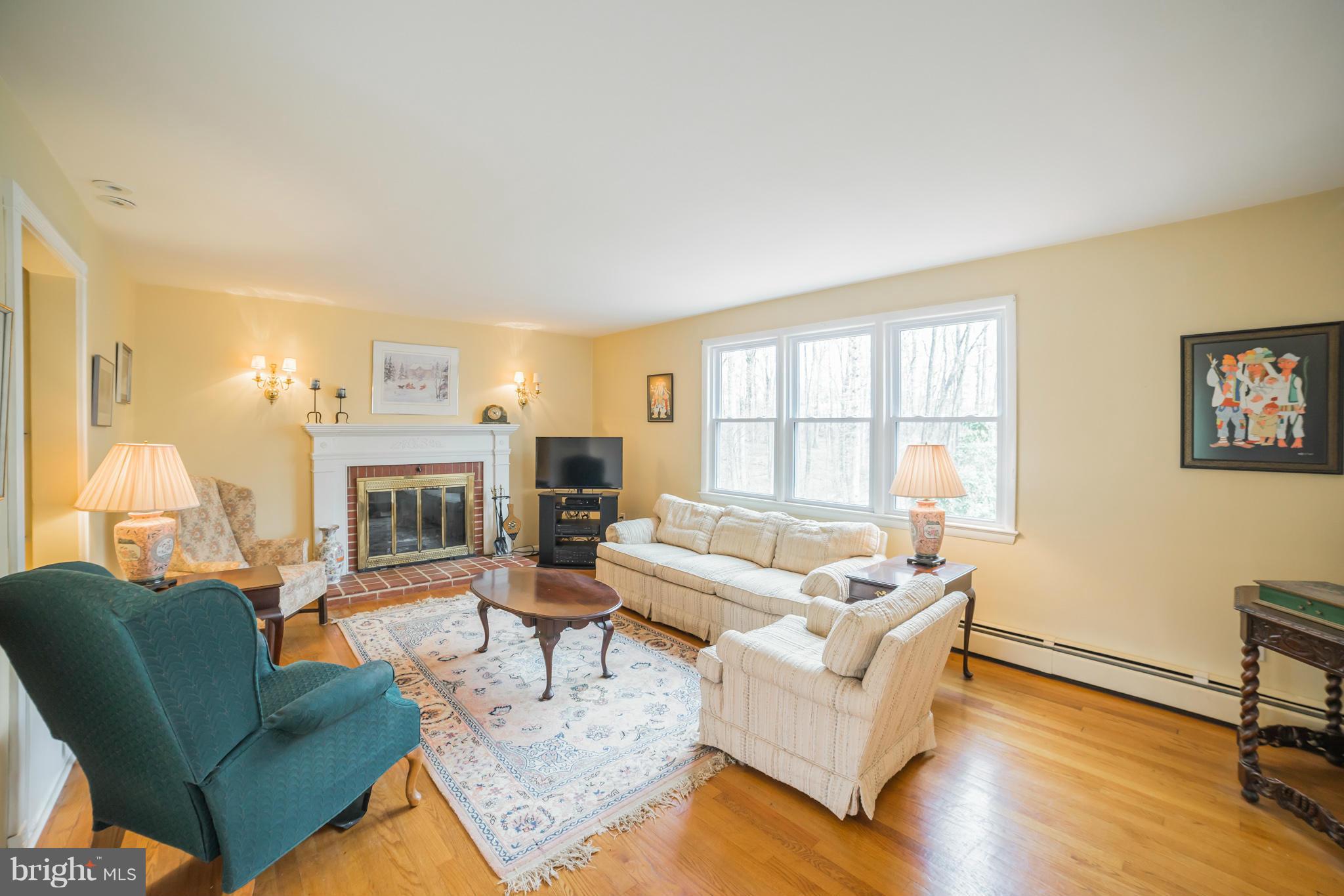 10831 Kingstead Road Damascus, MD 20872 - Photo 10 of 29 Living Room w view of back yard