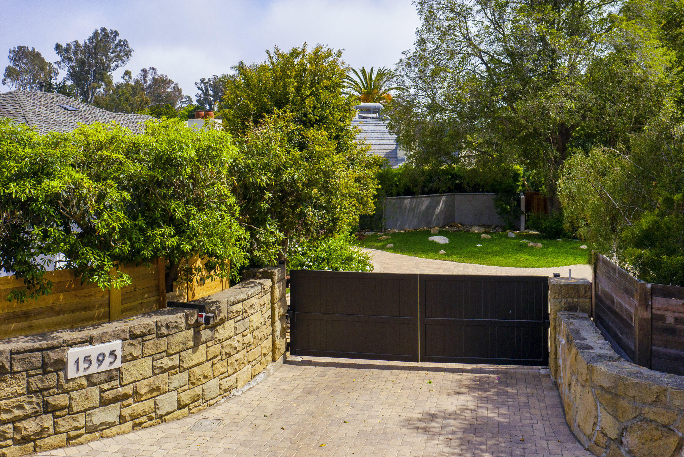 1595 East Valley Road Montecito, CA 93108 - Photo 17 of 17 Gate