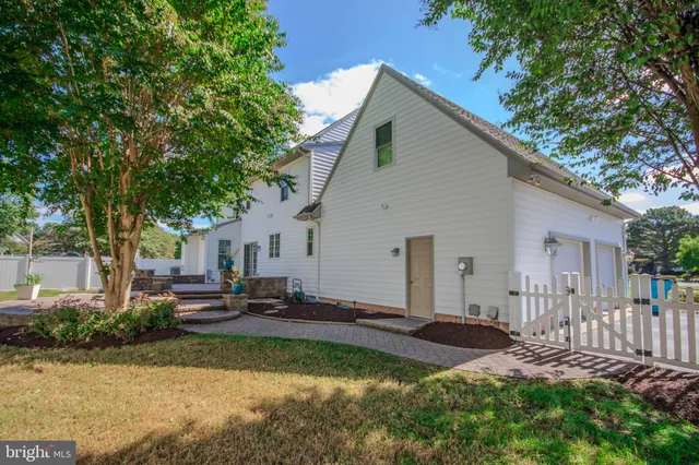 a view of backyard with tree