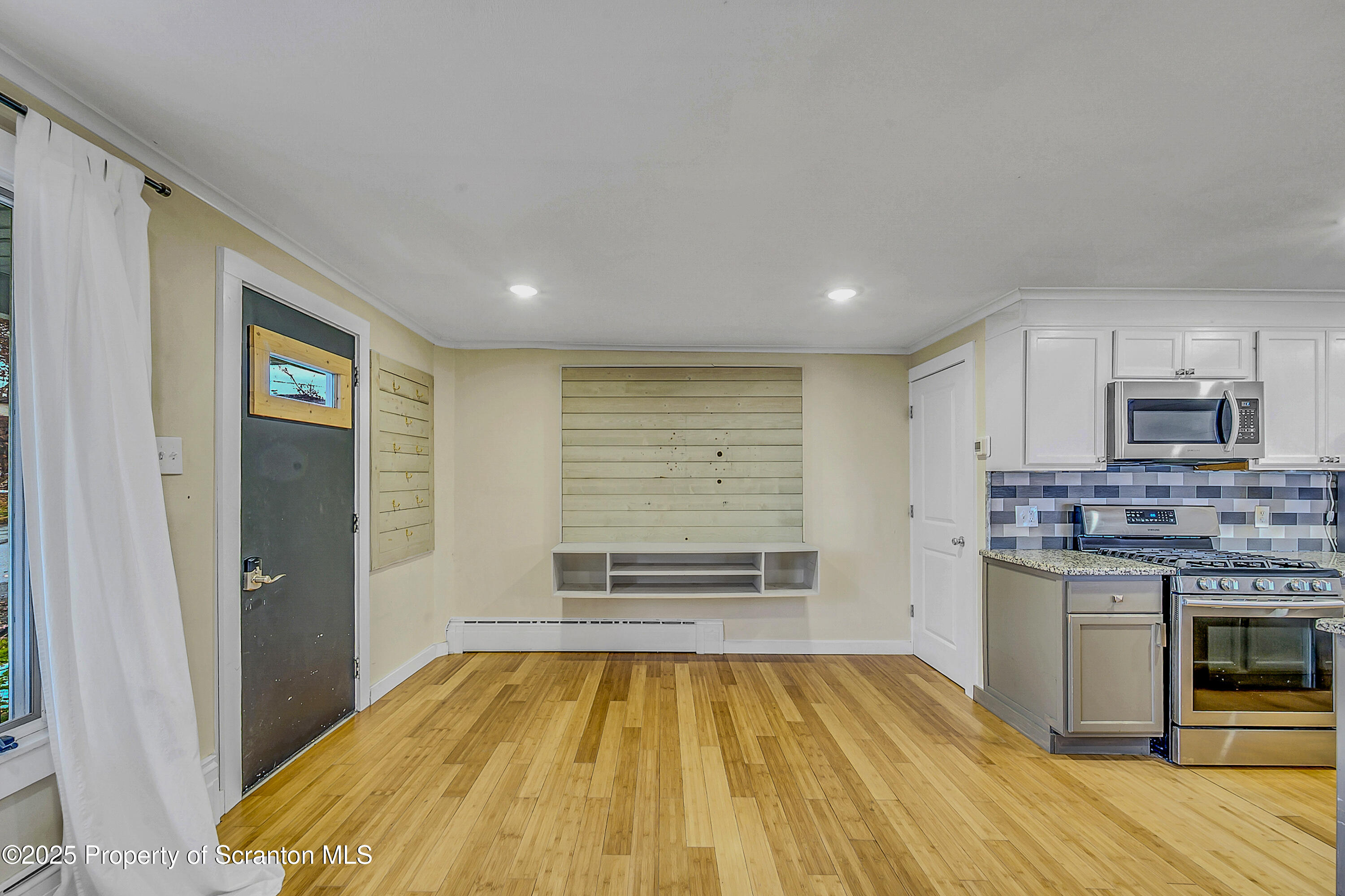 820 Oak Street Eynon, PA 18403 - Photo 11 of 27 Living Room