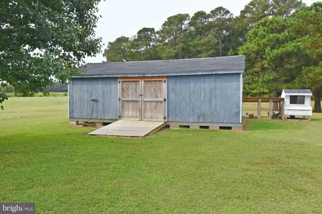 a house with swimming pool in front of it