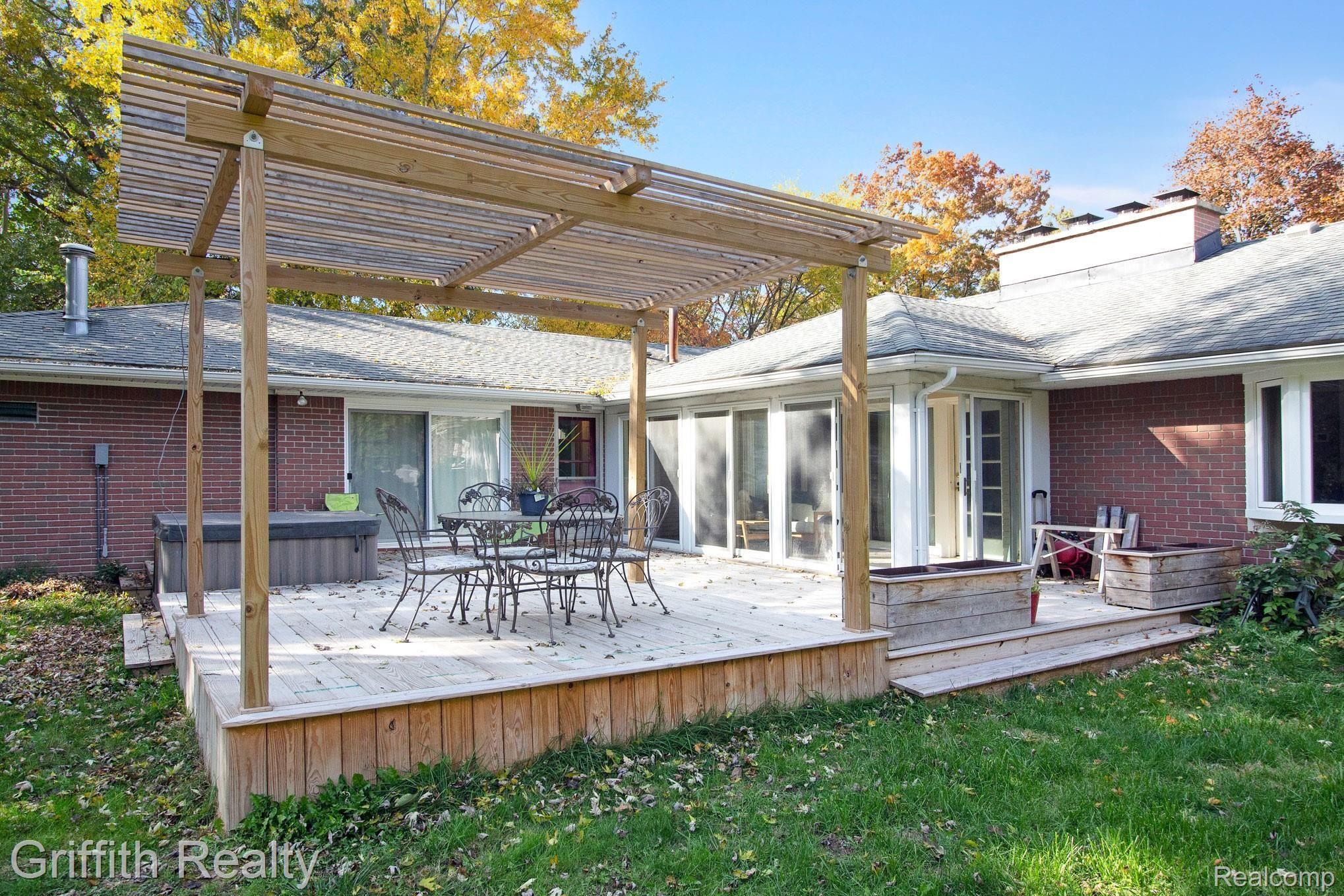 333 Inverness Street Howell, MI 48843 - Photo 19 of 22 Deck 3.jpg
