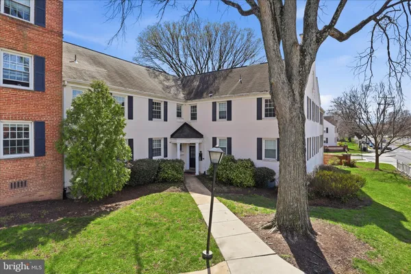 $2,295 | 1305 South Walter Reed Drive, Unit 201, Arlington, VA 22204