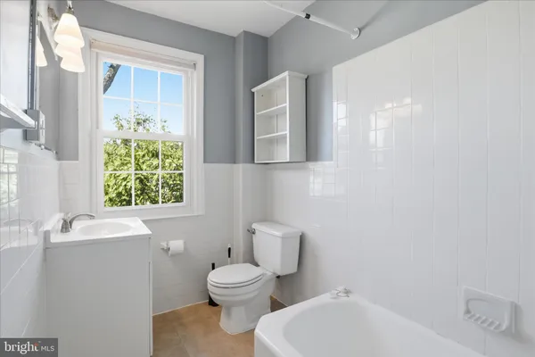 $2,295 | 1305 South Walter Reed Drive, Unit 201, Arlington, VA 22204