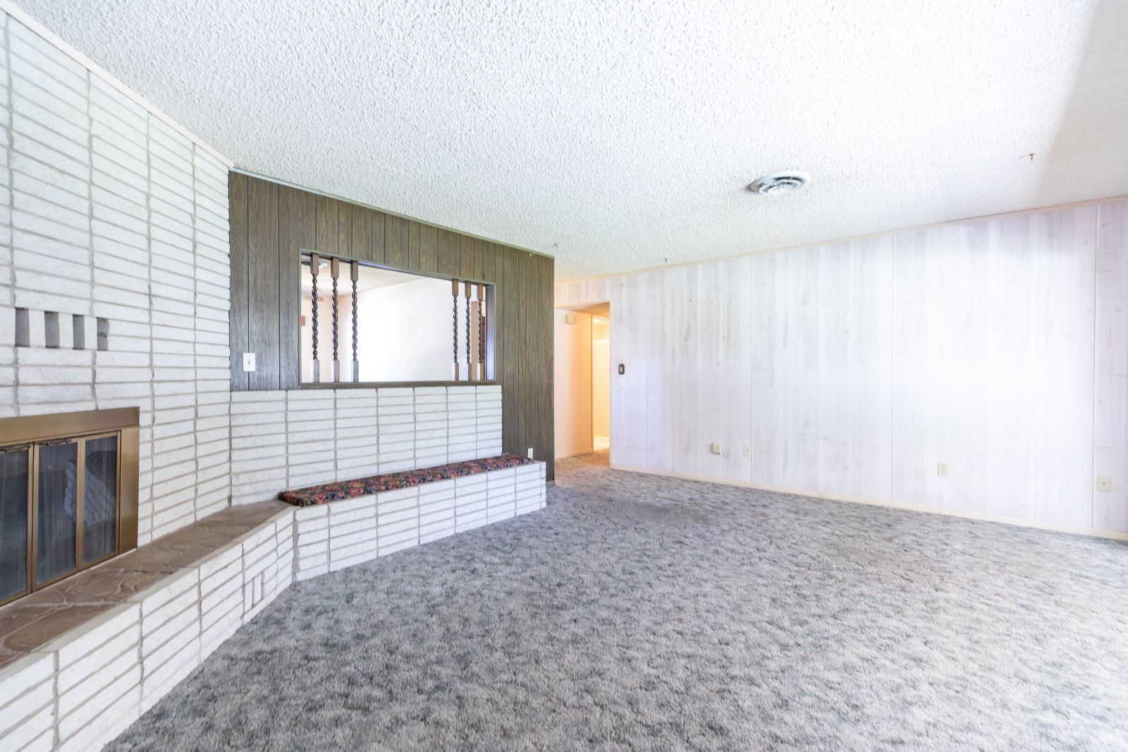 1125 South Norma Street Ridgecrest, CA 93555 - Photo 9 of 34 an empty room with windows