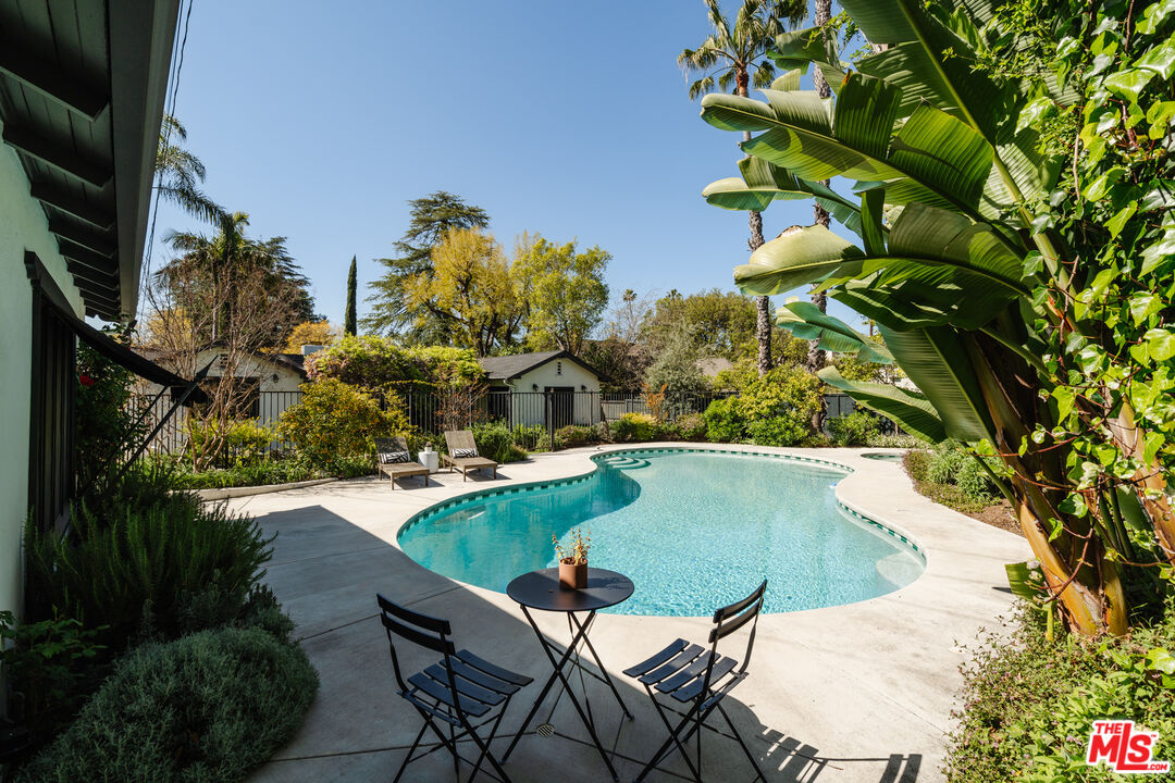 1175 Sonoma Drive Altadena, CA 91001 - Photo 36 of 68 a view of yard from a dining room