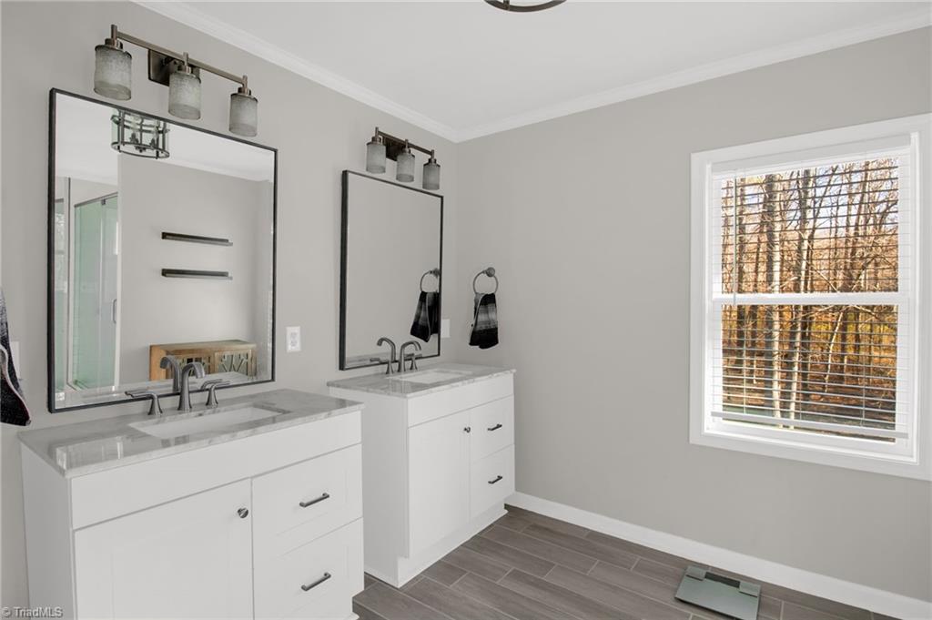 462 Ridgeway Lane Lexington, NC 27295 - Photo 23 of 41 Primary Bath