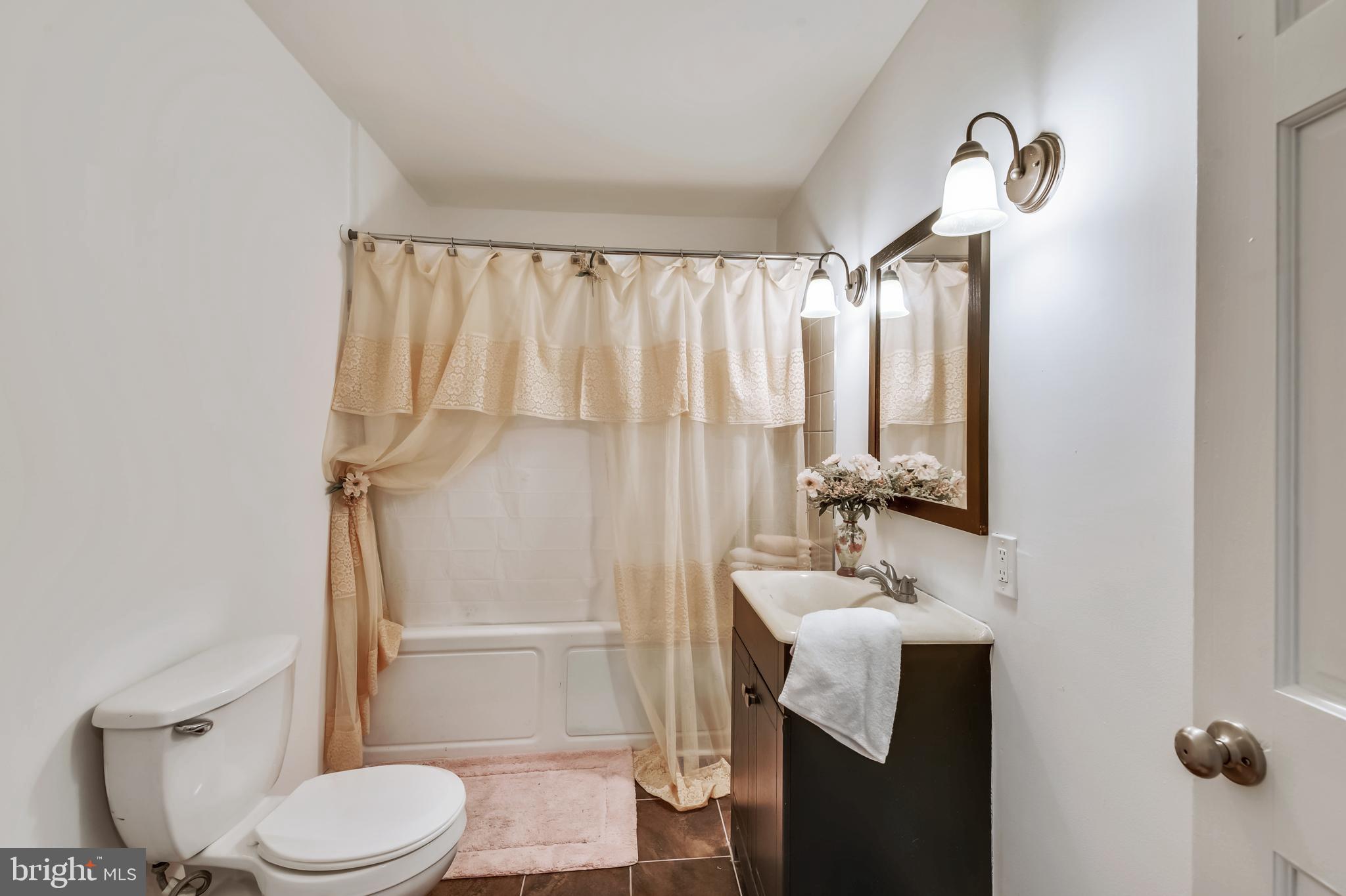 213 Riverside Road Essex, MD 21221 - Photo 21 of 37 Second level bath