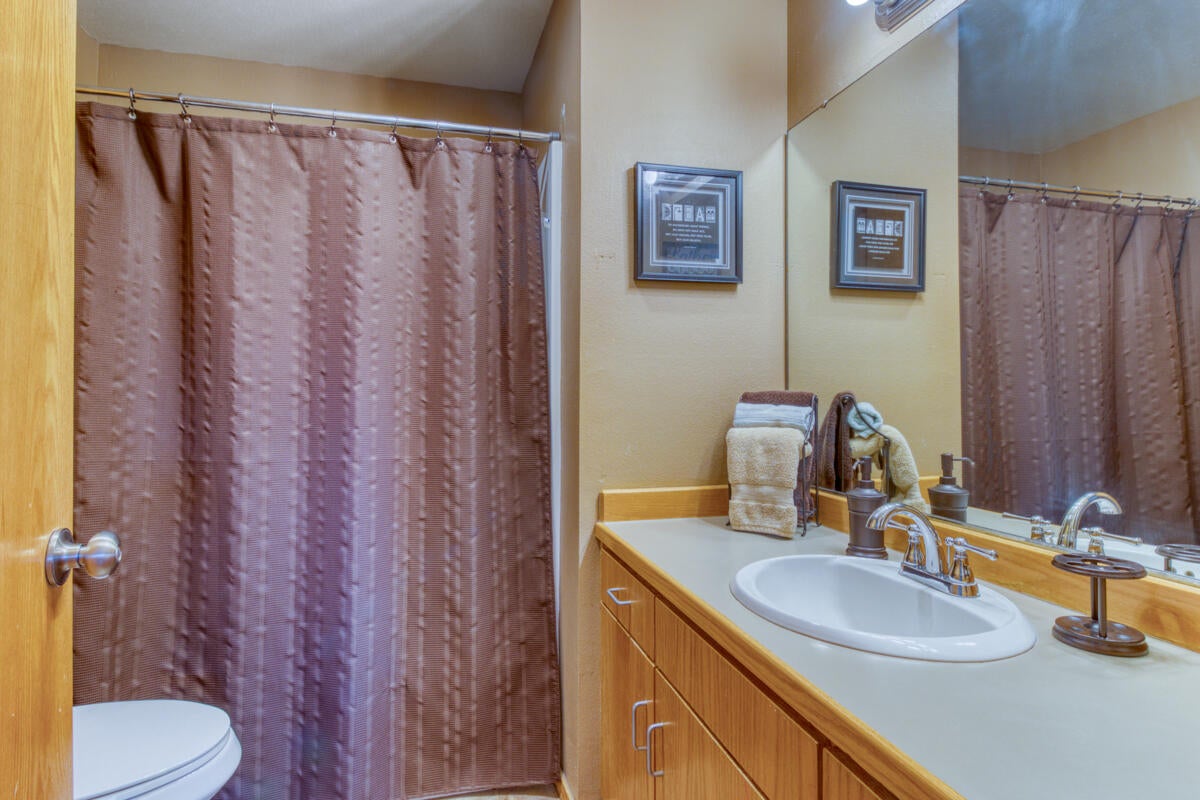 63330 Old Deschutes Road Bend, OR 97701 - Photo 27 of 34 Guest bathroom