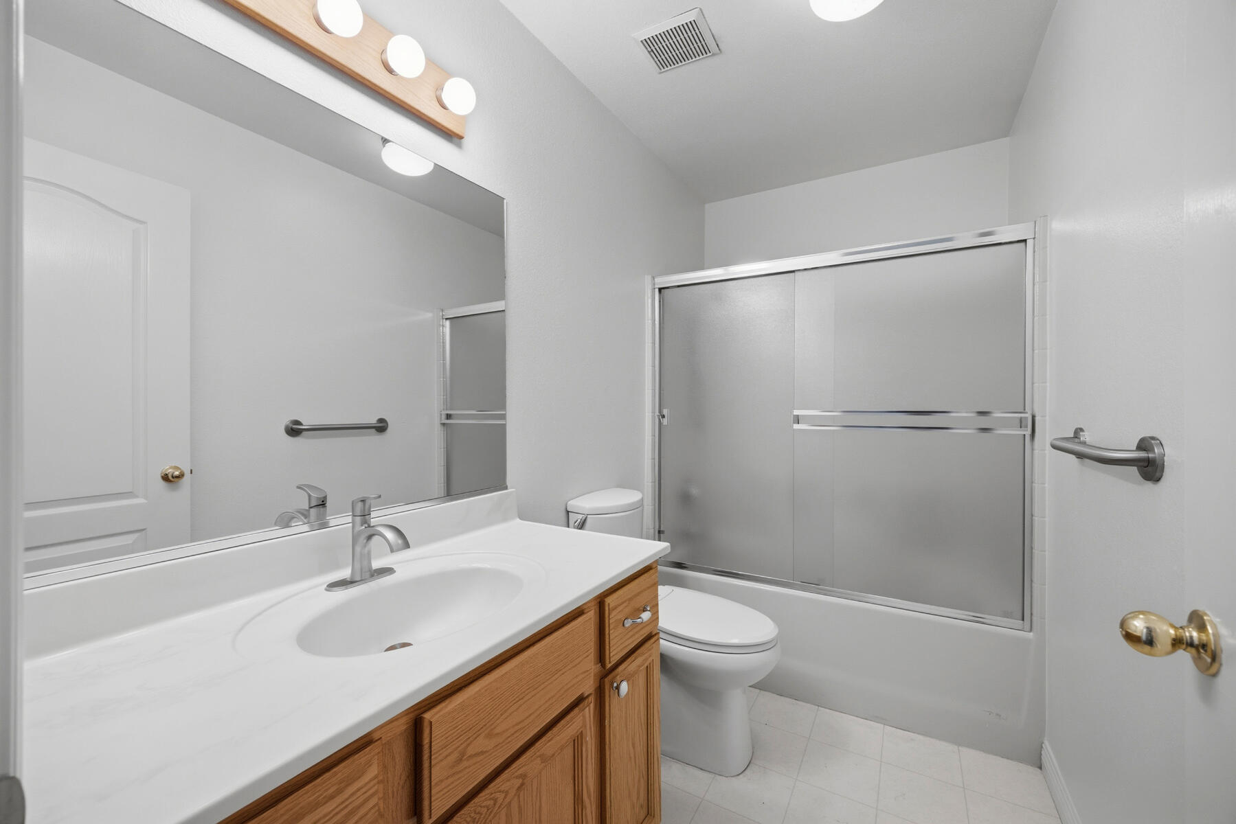 1752 Modoc Avenue Tulare, CA 93274 - Photo 24 of 45 24 - Hallway Bathroom