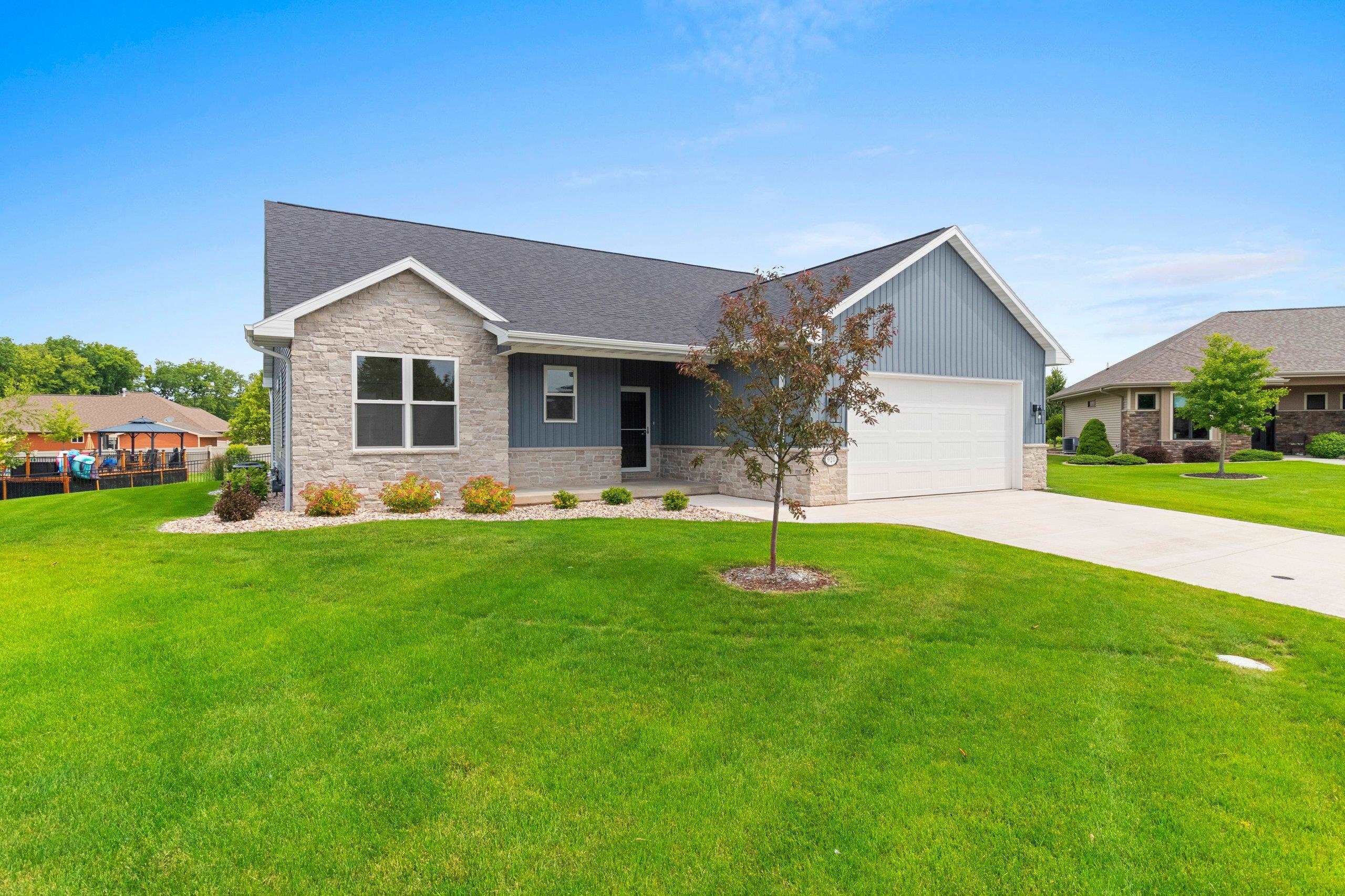 920 Clover Court Menasha, WI 54952 - Photo 1 of 47