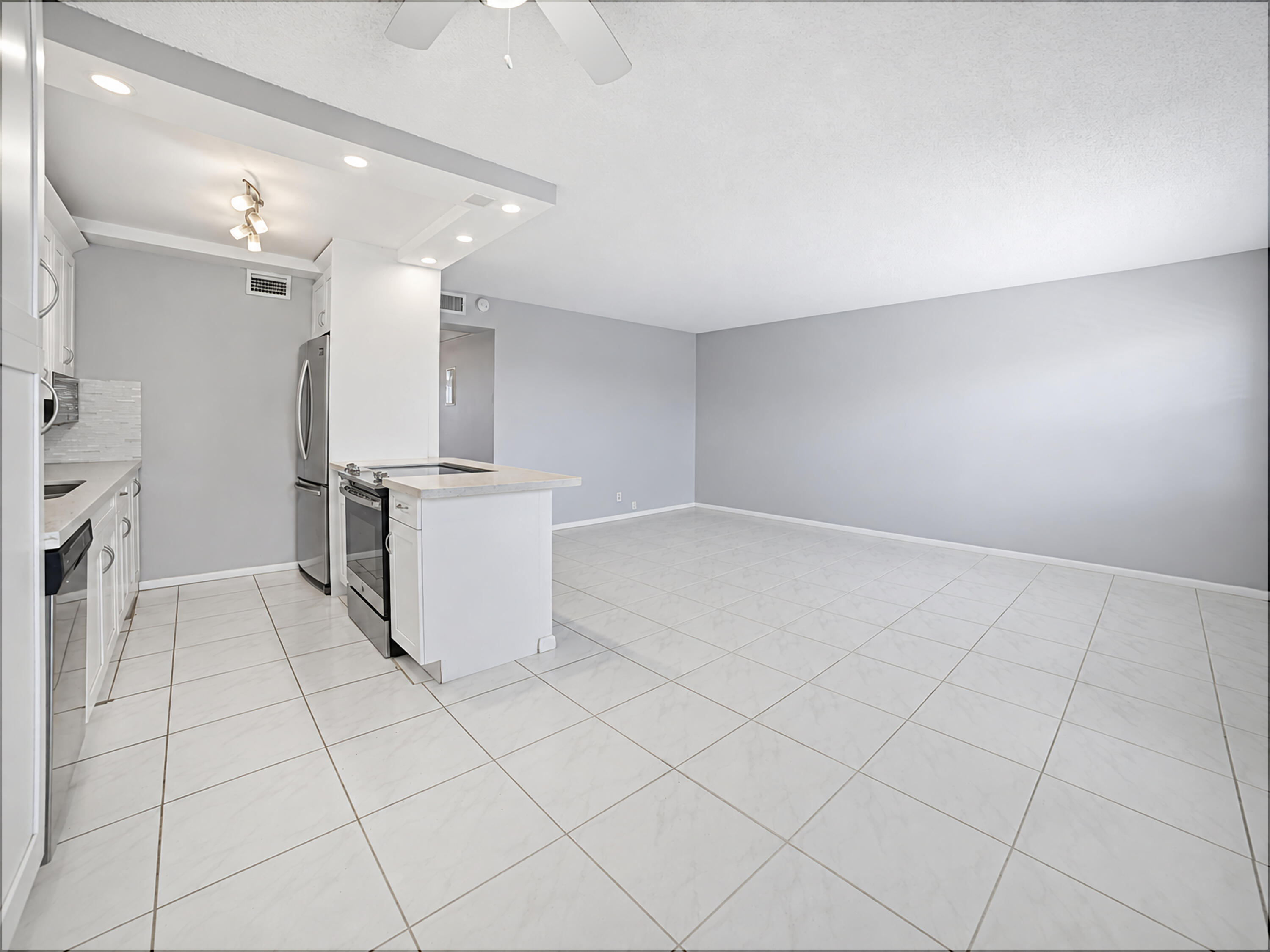 3002 Exeter Boca Raton, FL 33434 - Photo 5 of 22 Livingroom-B