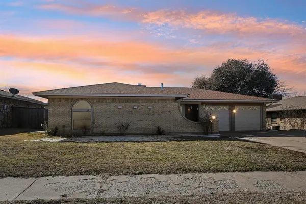 $2,800 | 2106 Avalon Lane, Arlington, TX 76014