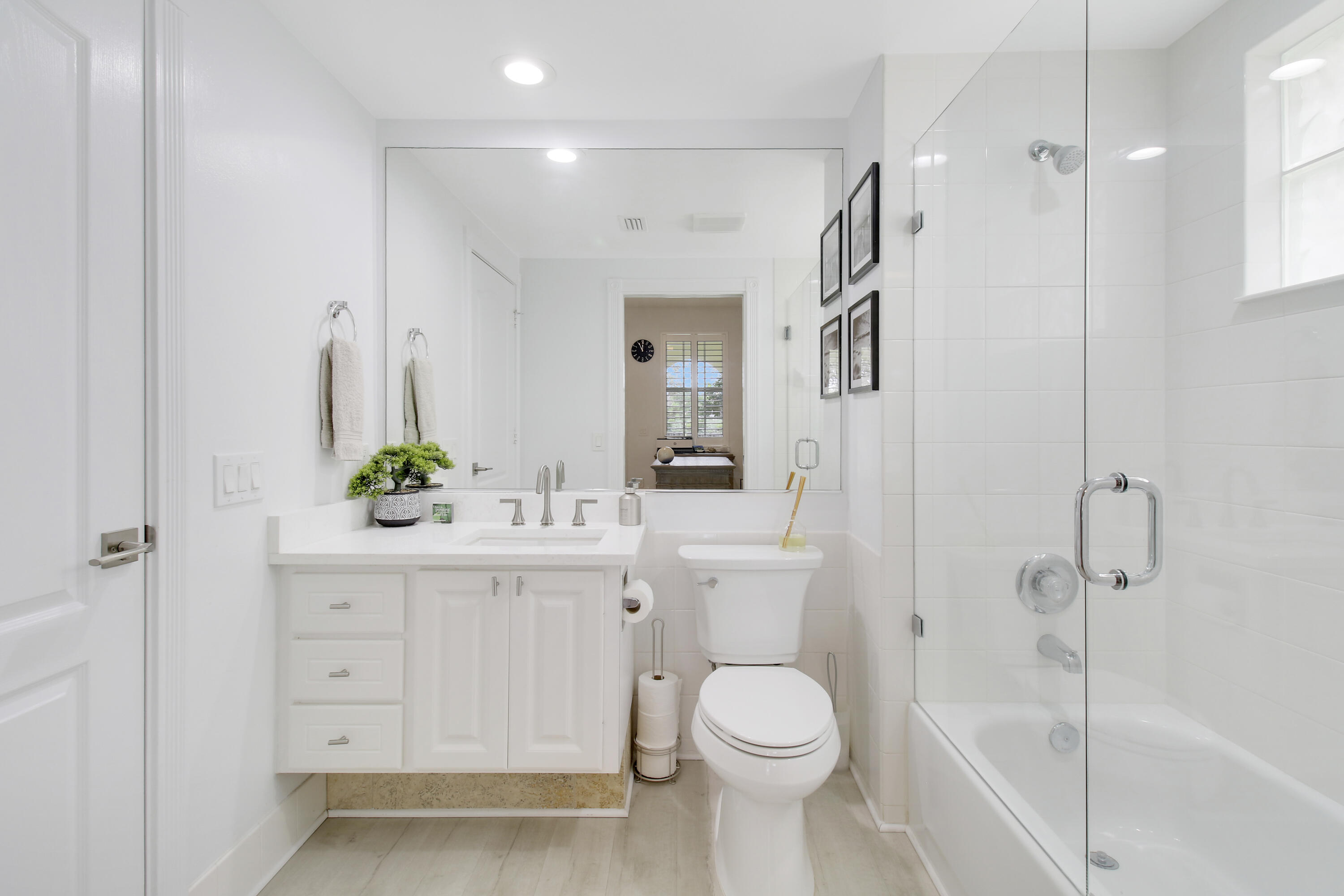 115 Rivinia Drive Jupiter, FL 33458 - Photo 5 of 42 Full bath downstairs with Tub