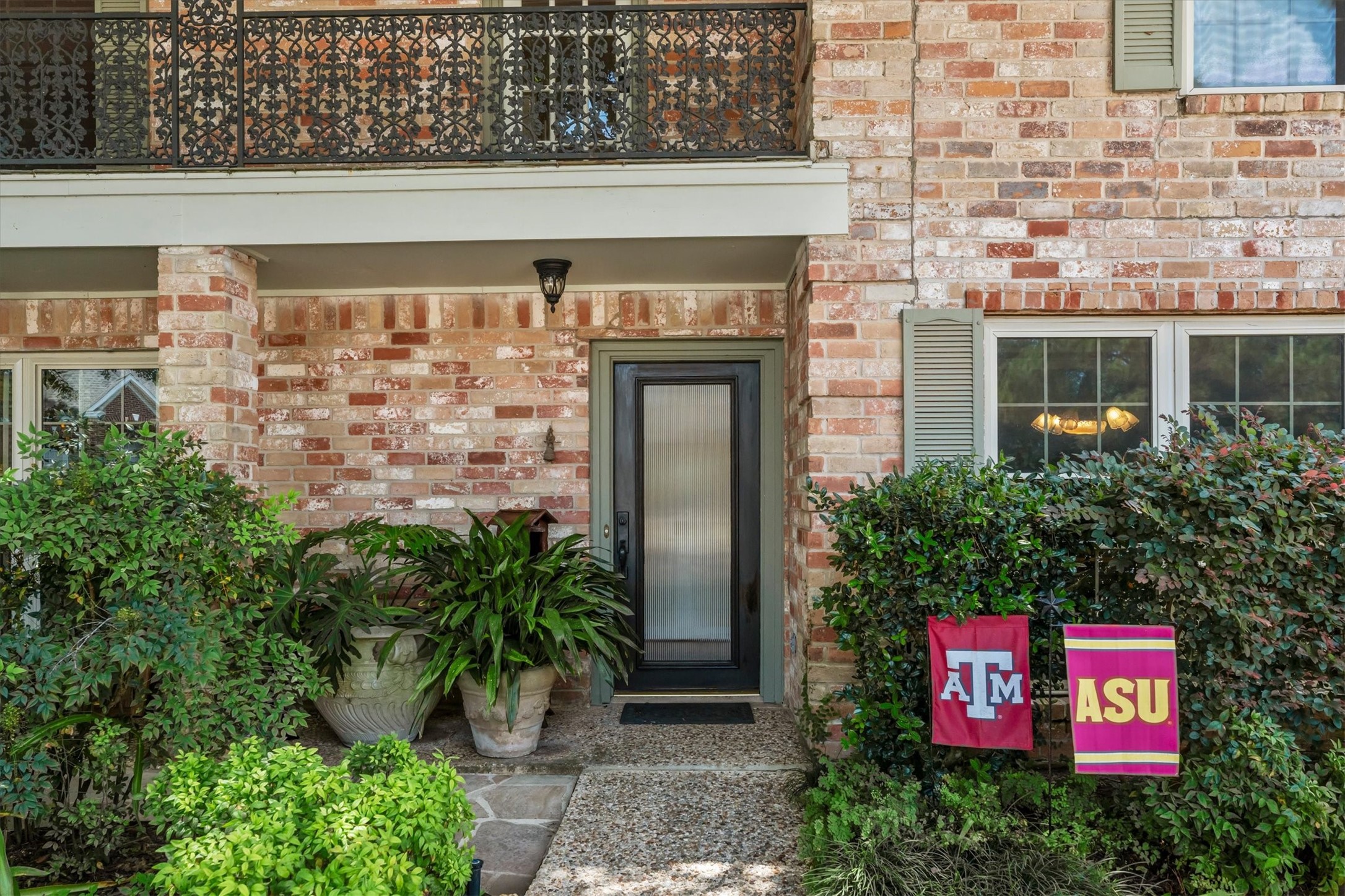 9103 Herts Road Spring, TX 77379 - Photo 4 of 46 The welcoming entry is accented by a custom front door with reeded glass.