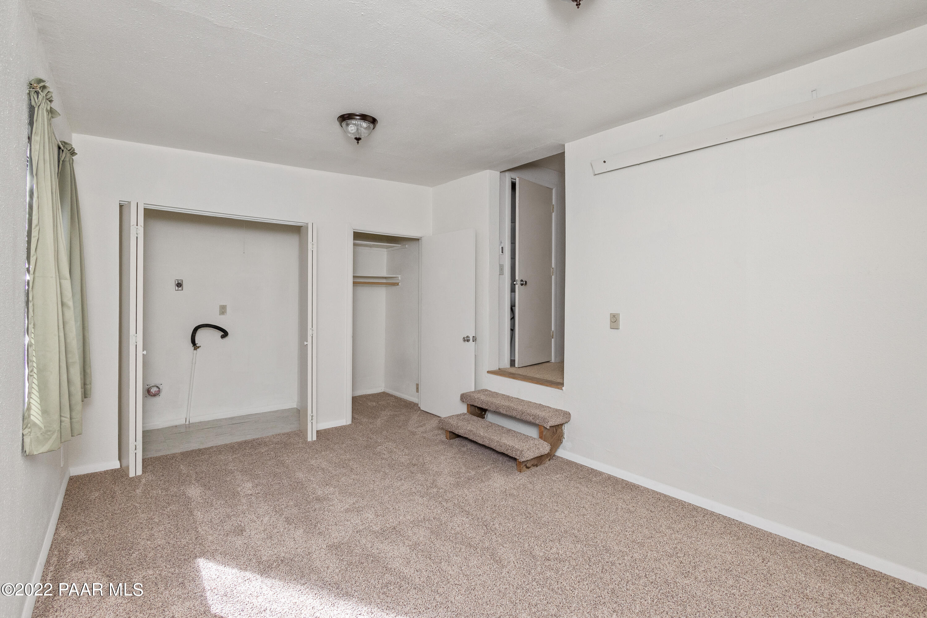 463 Antelope Run Road Paulden, AZ 86334 - Photo 19 of 26 a view of room with air conditioner and window