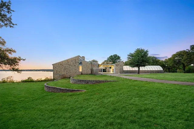 a view of a back yard