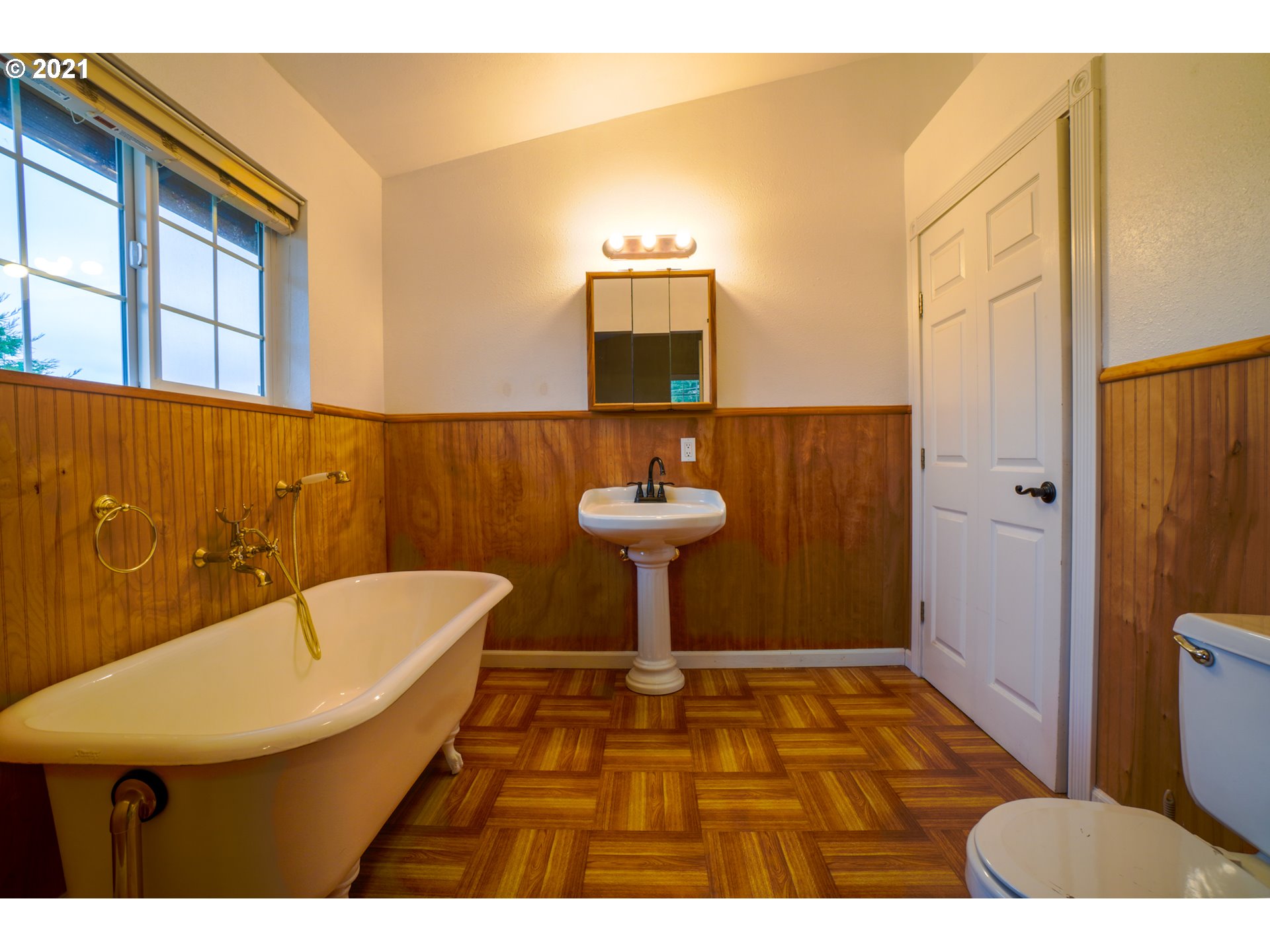 1579 South Side Road Sutherlin, OR 97479 - Photo 11 of 31 a bathroom with a sink a toilet and shower