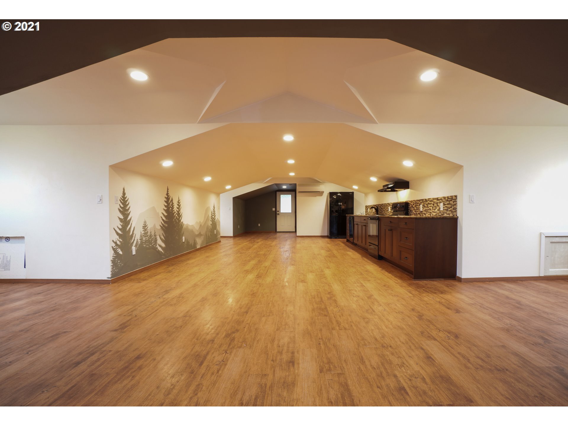 1579 South Side Road Sutherlin, OR 97479 - Photo 16 of 31 a view of a big room with wooden floor