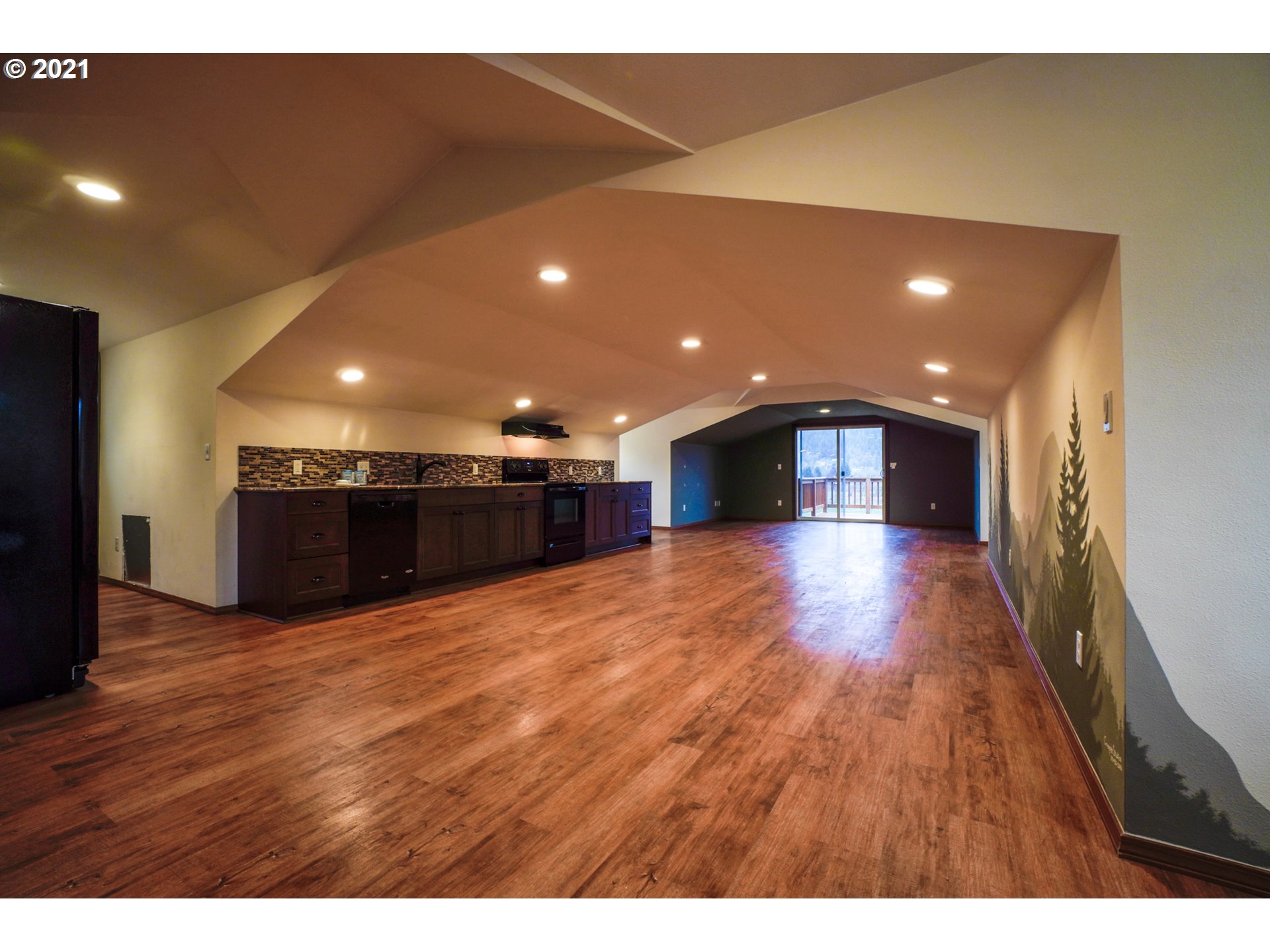 1579 South Side Road Sutherlin, OR 97479 - Photo 18 of 31 a view of empty room with wooden floor