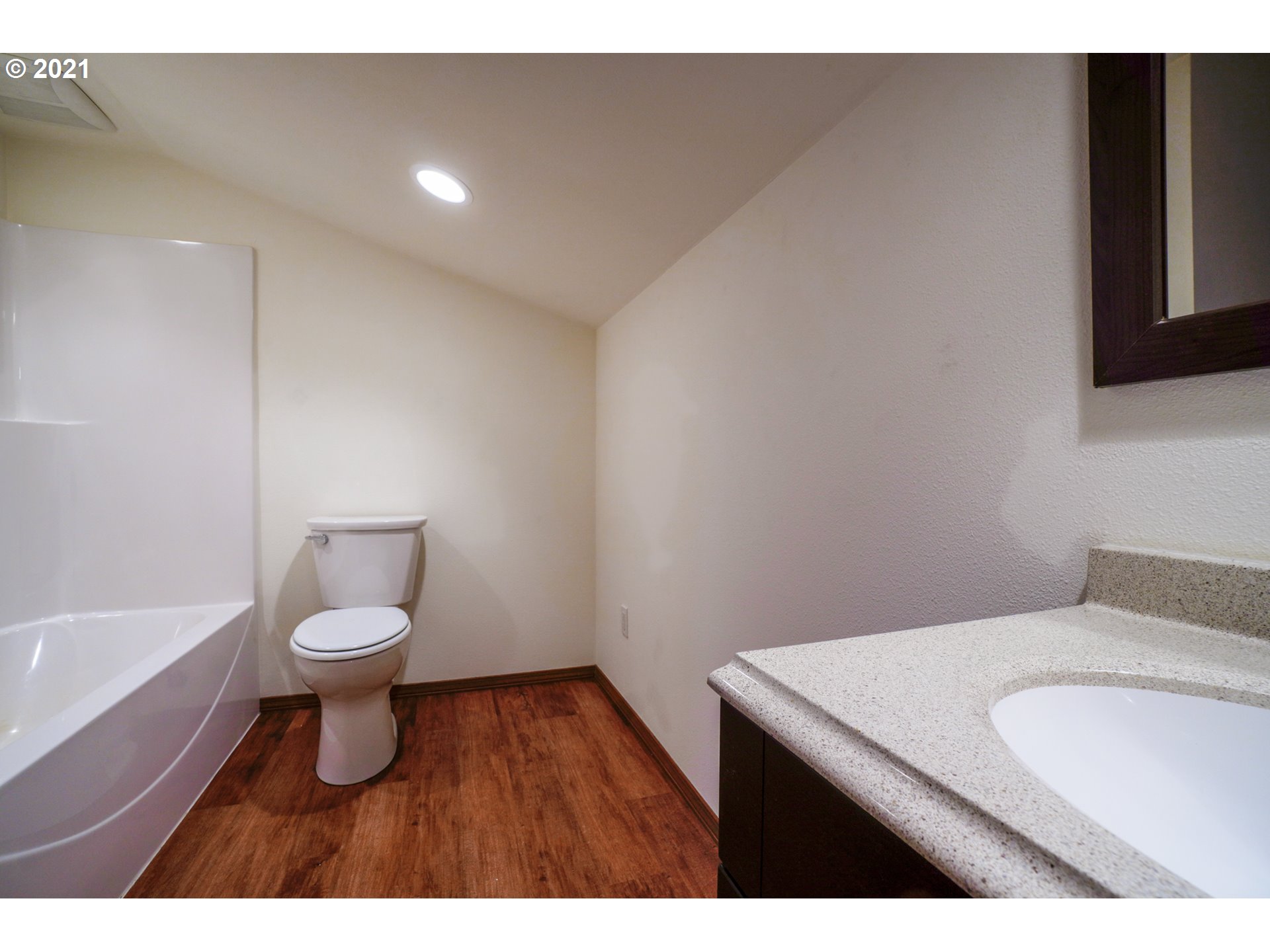 1579 South Side Road Sutherlin, OR 97479 - Photo 19 of 31 a bathroom with a sink a toilet and a bathtub