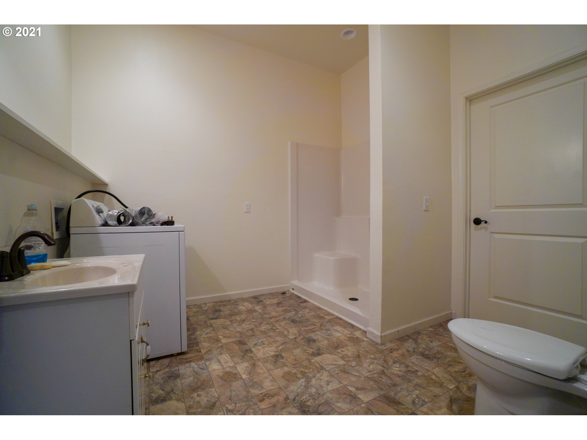 1579 South Side Road Sutherlin, OR 97479 - Photo 22 of 31 a bathroom with a sink a toilet and shower